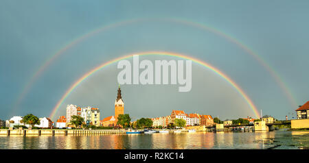 Arcobaleno doppio sopra Elblag città in Polonia Foto Stock