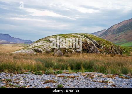 Rôche moutonnée è una formazione rocciosa creato mediante il processo di erosione del passaggio di un ghiacciaio. Questa particolare formazione è in Nant Ffrancon valley, Snowdonia. Foto Stock