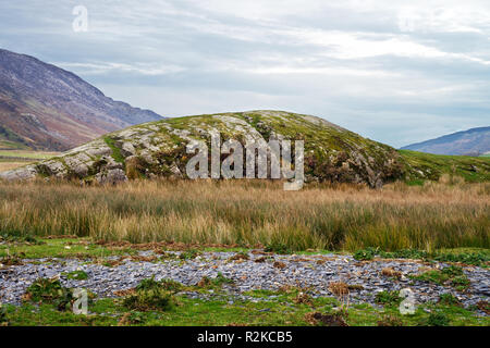 Rôche moutonnée è una formazione rocciosa creato mediante il processo di erosione del passaggio di un ghiacciaio. Questa particolare formazione è in Nant Ffrancon valley, Snowdonia. Foto Stock