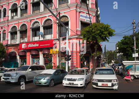 Storico edificio coloniale, Mahabandoola road, Yangon, Myanmar, Asia Foto Stock