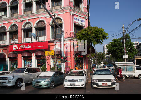 Storico edificio coloniale, Mahabandoola road, Yangon, Myanmar, Asia Foto Stock