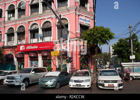 Storico edificio coloniale, Mahabandoola road, Yangon, Myanmar, Asia Foto Stock