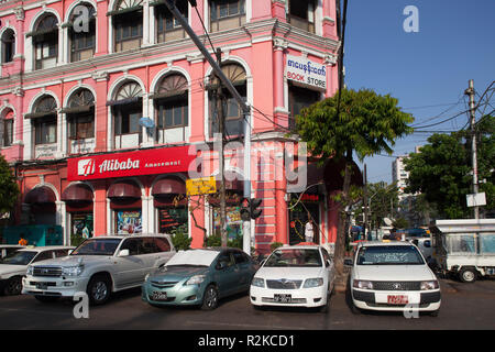 Storico edificio coloniale, Mahabandoola road, Yangon, Myanmar, Asia Foto Stock