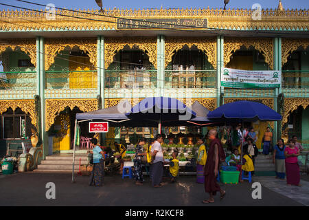 Edificio tradizionale e venditori di fronte Botataung paya, Yangon, Myanmar, Asia Foto Stock