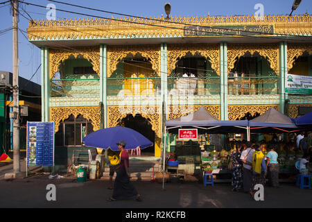 Edificio tradizionale e venditori di fronte Botataung paya, Yangon, Myanmar, Asia Foto Stock