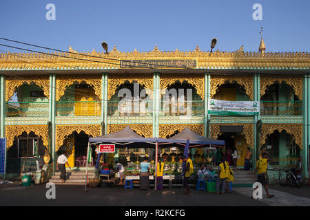 Edificio tradizionale e venditori di fronte Botataung paya, Yangon, Myanmar, Asia Foto Stock