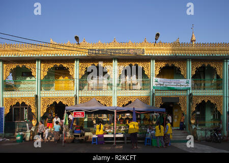 Edificio tradizionale e venditori di fronte Botataung paya, Yangon, Myanmar, Asia Foto Stock