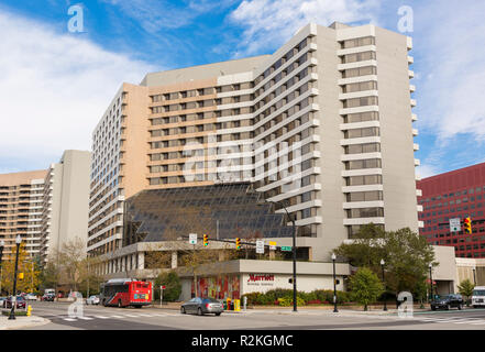 In Crystal City, Virginia, Stati Uniti d'America - Crystal Gateway Marriott Hotel in Crystal City, posizione di Amazon HQ2 in Arlington County. Foto Stock