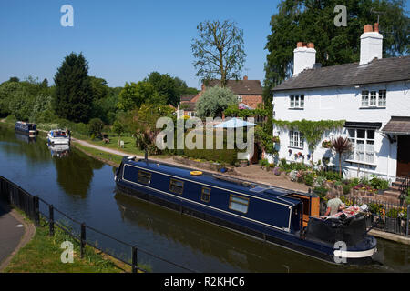 Un narrowboat su Bridgewater Canal a Lymm, Cheshire, Regno Unito. Foto Stock