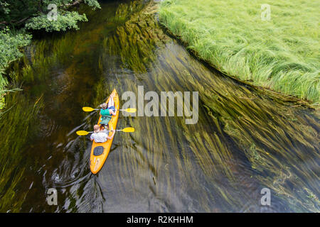 Giovane canoismo piccolo fiume lento in Polonia orientale, Czarna Hancza fiume, vicino Augustow Foto Stock