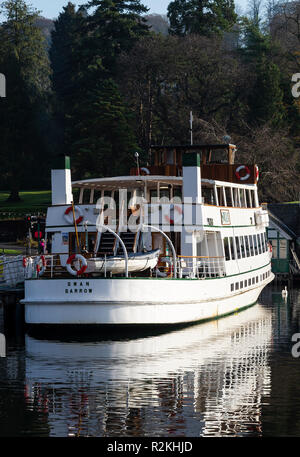 Il passeggero Cruiser MV cigno sul Lago di Windermere a Bowness nel Parco nazionale del Lake District Cumbria Inghilterra England Regno Unito Regno Unito Foto Stock