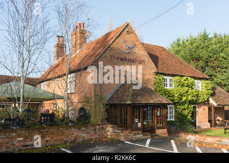 Il White Hart pub, public house, in Wood Street Village nel Surrey, Regno Unito Foto Stock