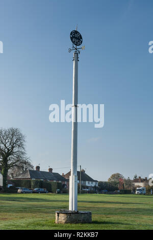 Il maypole sul verde villaggio in Wood Street Village nel Surrey, Regno Unito, l'unica superstite maypole in Surrey. Essa è stata eretta nel 1953. Foto Stock