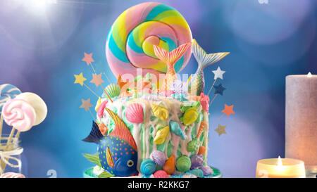 Mermaid tema torta candyland con colorati glitter code, i serbatoi e le creature marine topper per bambini, teen, novità compleanno e party celebrat Foto Stock