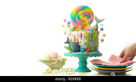 Mermaid tema torta candyland con colorati glitter code, i serbatoi e le creature marine topper per bambini, teen, novità compleanno e party celebrat Foto Stock