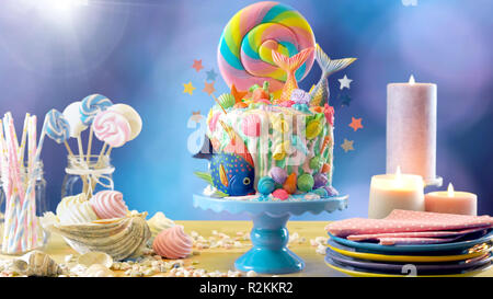 Mermaid tema torta candyland con colorati glitter code, i serbatoi e le creature marine topper per bambini, teen, novità compleanno e party celebrat Foto Stock