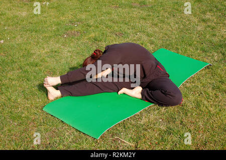 Giovane donna fare yoga Foto Stock