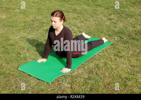 Giovane donna fare yoga Foto Stock