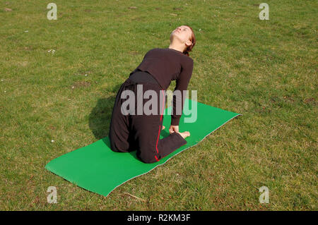 Giovane donna fare yoga Foto Stock