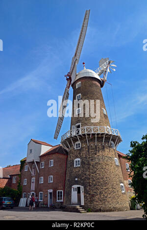 Maud Foster Windmill, Boston, Lincolnshire, Regno Unito. Un mulino di farina che viene eseguito come un business utilizzando i vecchi metodi di produzione Foto Stock