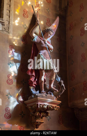 George il vittorioso il bagliore della luce vetro macchiato in interno della Eglise Saint-Aignan de Chartres. Chartres, Francia. Foto Stock