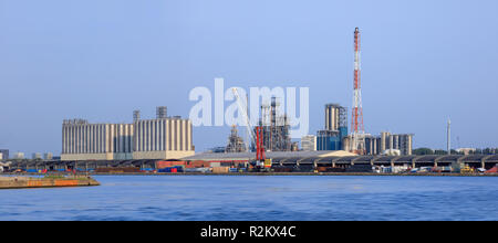 Panorama di una zona industriale a porto di Anversa, Belgio. Foto Stock