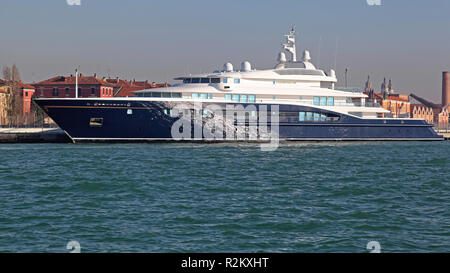 Venezia, Italia - 19 dicembre 2012: Carinzia II superyacht di lusso ormeggiato a Venezia, Italia. Foto Stock