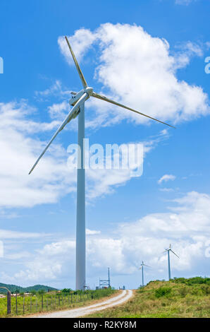 Inutilizzabile e le turbine eoliche danneggiate a punta lima wind farm dopo l uragano maria in naguabo puerto rico Foto Stock
