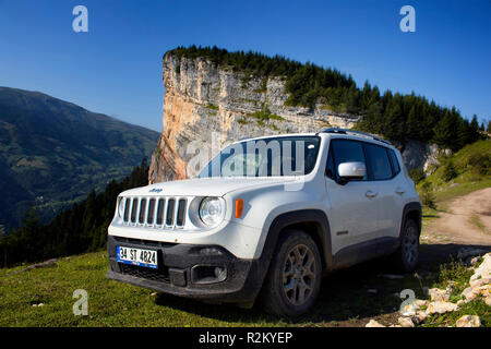 Vista del veicolo all'aperto sulla cima di una montagna. Foto Stock