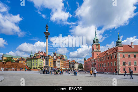 Vista di piazza Castello con Sigismondo la colonna, il Castello Reale di Varsavia e della Città Vecchia, Varsavia, Polonia Foto Stock