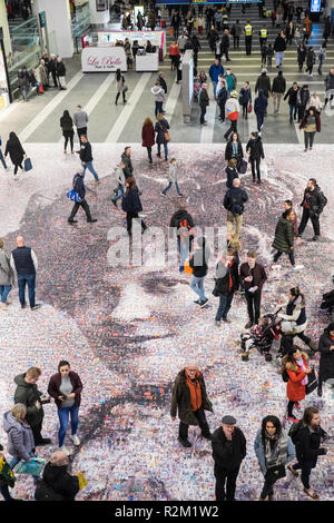 Venti metri ritratto di suffragette Burkitt Hilda a New Street Birmingham stazione ferroviaria concourse.opera dell artista Helen Marshall denominata faccia di su Foto Stock