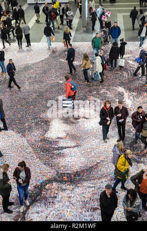 Venti metri ritratto di suffragette Burkitt Hilda a New Street Birmingham stazione ferroviaria concourse.opera dell artista Helen Marshall denominata faccia di su Foto Stock