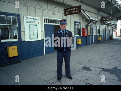 La British Rail staion Master, British Rail uniforme, Dovey giunzione Pwllheli Cambrian Coast linea ferroviaria, Pwllheli stazione ferroviaria, Gwynedd, Galles, Gran Bretagna Foto Stock