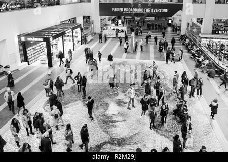 Venti metri ritratto di suffragette Burkitt Hilda a New Street Birmingham stazione ferroviaria concourse.opera dell artista Helen Marshall denominata faccia di su Foto Stock