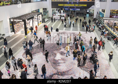 Venti metri ritratto di suffragette Burkitt Hilda a New Street Birmingham stazione ferroviaria concourse.opera dell artista Helen Marshall denominata faccia di su Foto Stock