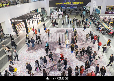 Venti metri ritratto di suffragette Burkitt Hilda a New Street Birmingham stazione ferroviaria concourse.opera dell artista Helen Marshall denominata faccia di su Foto Stock