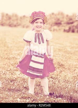 Felice ragazza nel folk russo vestiti in estate Foto Stock