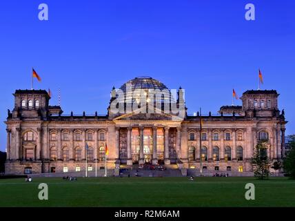 Il palazzo del Reichstag di Berlino in prima serata Foto Stock