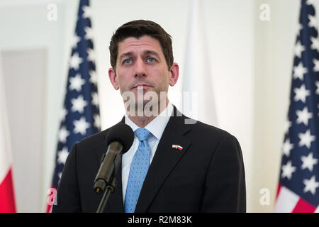 Altoparlante della Camera dei rappresentanti degli Stati Uniti Paul Ryan parla ai media dopo un incontro con il Presidente polacco Andrzej Duda nel Palazzo Presidenziale a Varsavia in Polonia il 21 aprile 2017 Foto Stock