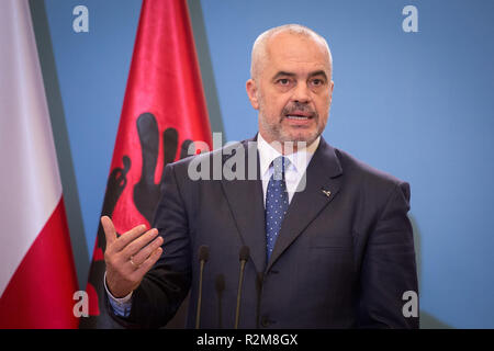 Il primo ministro dell'Albania Edi Rama durante la conferenza stampa presso la cancelleria del Primo Ministro a Varsavia in Polonia il 6 dicembre 2017 Foto Stock