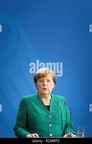 Il cancelliere tedesco Angela Merkel durante una conferenza stampa con il Primo Ministro polacco Mateusz Morawiecki dopo la loro riunione in cancelleria federale a Berlino, in Germania il 16 febbraio 2018 Foto Stock