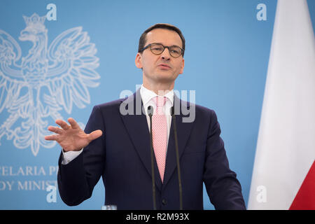 Primo ministro della Polonia Mateusz Morawiecki durante la conferenza stampa dopo Polish-Romanian consultazioni intergovernative presso la cancelleria del Primo Ministro a Varsavia in Polonia il 25 maggio 2018 Foto Stock