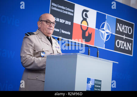 Presidente della NATO Comitato militare, AIR CHIEF MARSHAL Sir Stuart Peach durante la conferenza stampa che riassume i militari della NATO Conferenza Comitato incontro al Double Tree by Hilton hotel a Varsavia in Polonia il 29 settembre 2018 Foto Stock