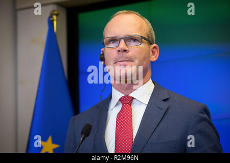 Il ministro per gli Affari Esteri e del commercio della Irlanda Simon COVENEY durante la conferenza stampa al ministero a Varsavia in Polonia il 3 ottobre 2018 Foto Stock