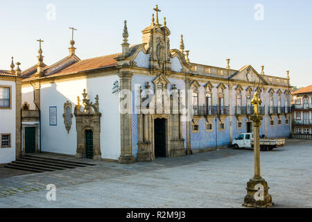 Guimaraes, Portogallo - 26 Settembre 2018 : uno degli edifici dell' ordine di s. Francisco con la facciata ornata di blu prevalentemente di piastrelle di colore Foto Stock