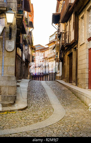 Guimaraes, Portogallo - 26 Settembre 2018 : Guimaraes, Portogallo - 26 Settembre 2018 : stretto e strada tipica della zona storica del ci Foto Stock