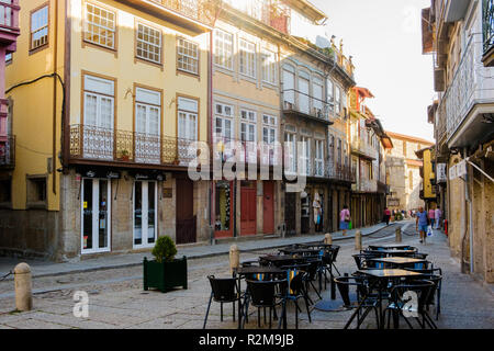 Guimaraes, Portogallo - 26 Settembre 2018 : stretto e strada tipica della zona storica della città Guimaraes, Portogallo Foto Stock