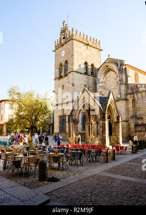 Guimaraes, Portogallo - 26 Settembre 2018 : Il Largo do Oliveira come il bel monumento Padrao do Salado sempre frequentata da turisti Guimaraes,Po Foto Stock