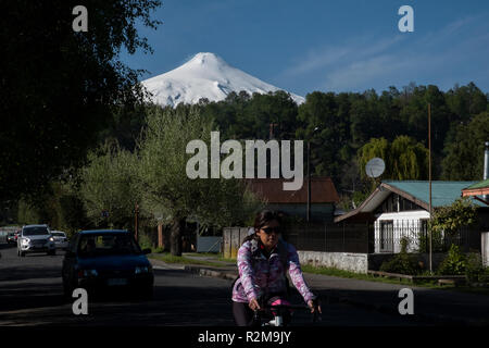 I turisti nella cittadina di Pucon, Cile, Sud America Foto Stock