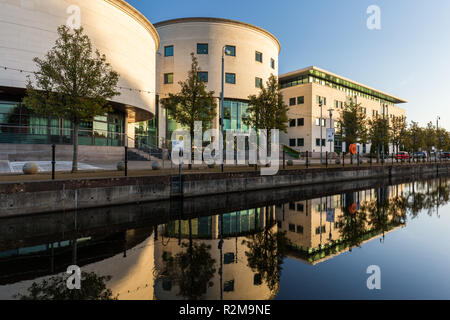 Il centro civico riflessa nel canale a Lagan Valley Isola, Lisburn, County Antrim, N.Irlanda. Foto Stock